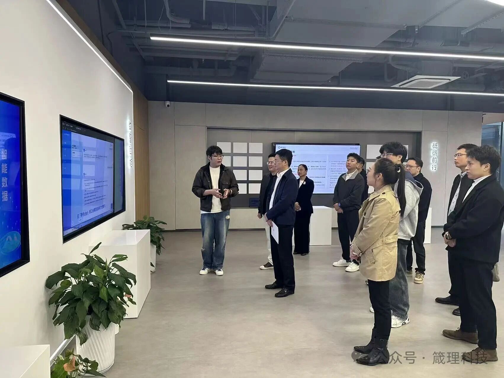 【政企联动 共探未来｜三门县委书记沈洪峰一行莅临箴理科技考察交流】